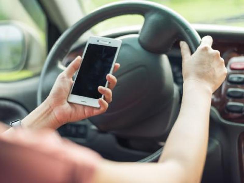 Más de 1.300 denuncias impuestas por la DGT por distracciones al volante, 446 por usar el móvil  