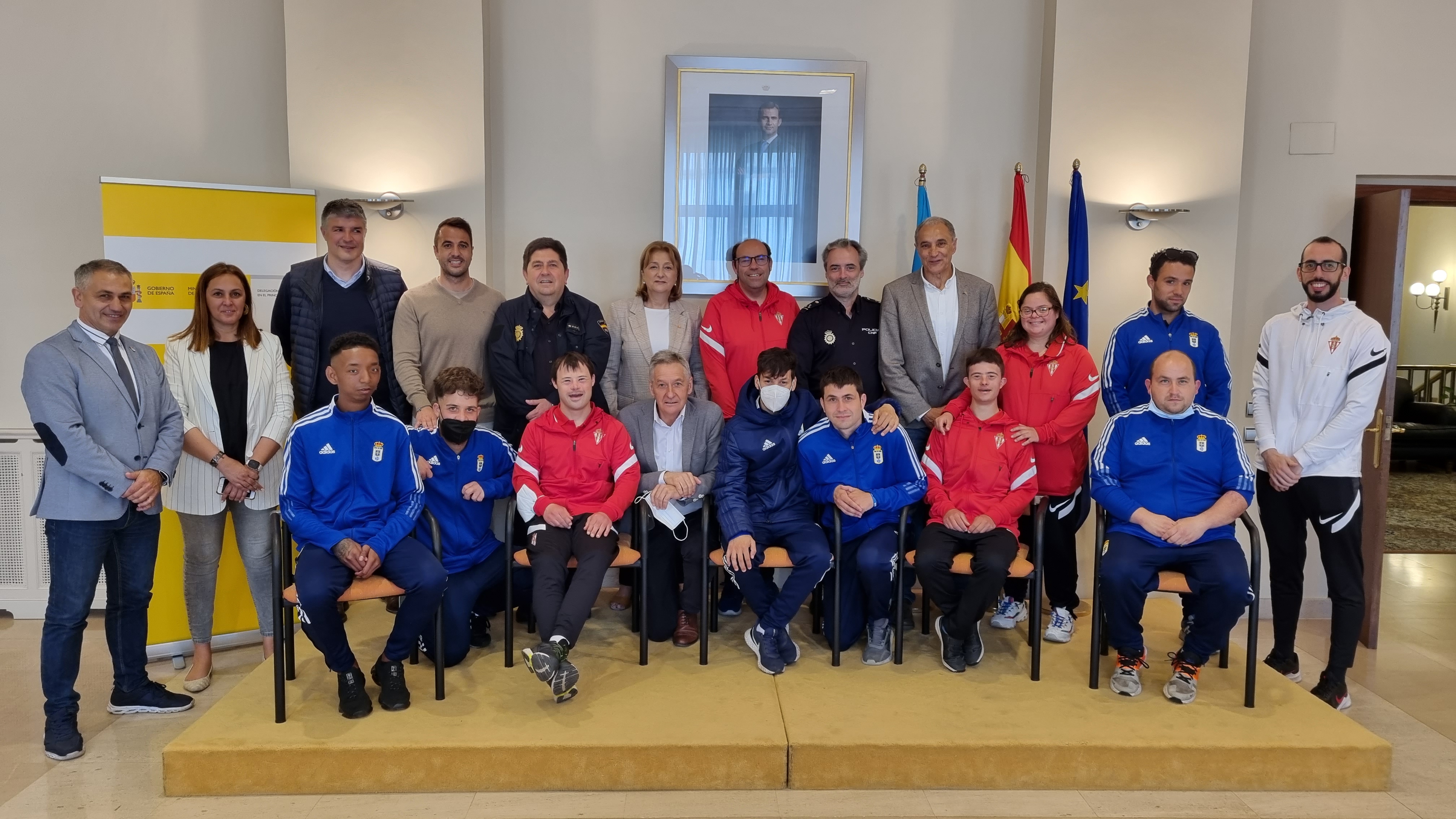 Los equipos de LaLiga GENUINE del Real Sporting de Gijón y del Real Oviedo visitan la Delegación del Gobierno