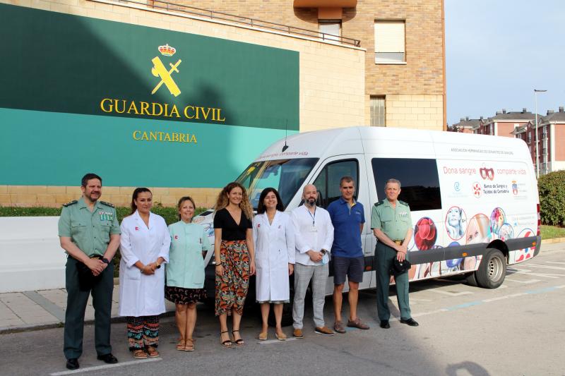 La Guardia Civil de Cantabria anima a las donaciones de sangre que se han reducido por la pandemia