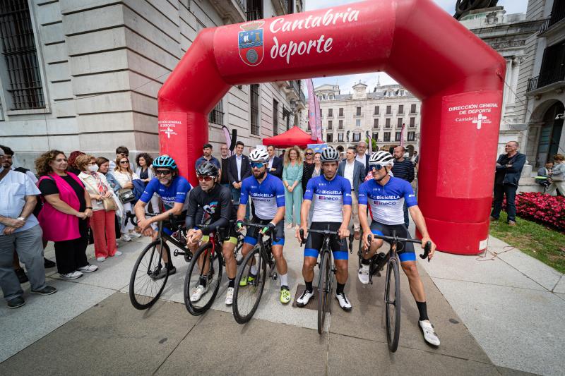 Santander recibe a los cuatro ciclistas que han completado el segundo reto solidario ‘BiciclELA’ 