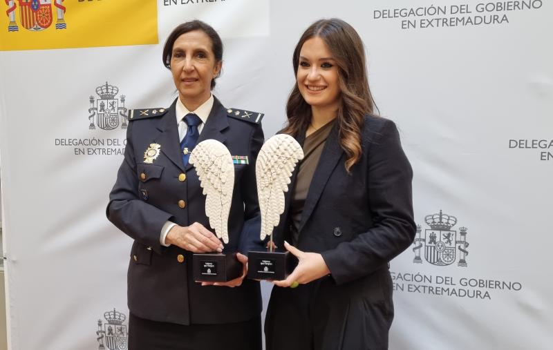 Este año los galardones han recaído en: María Elisa Fariñas Abella, Jefa Superior de la Policía Nacional en Extremadura y Elsa Tortonda Ropero, ganadora de La Voz 2023