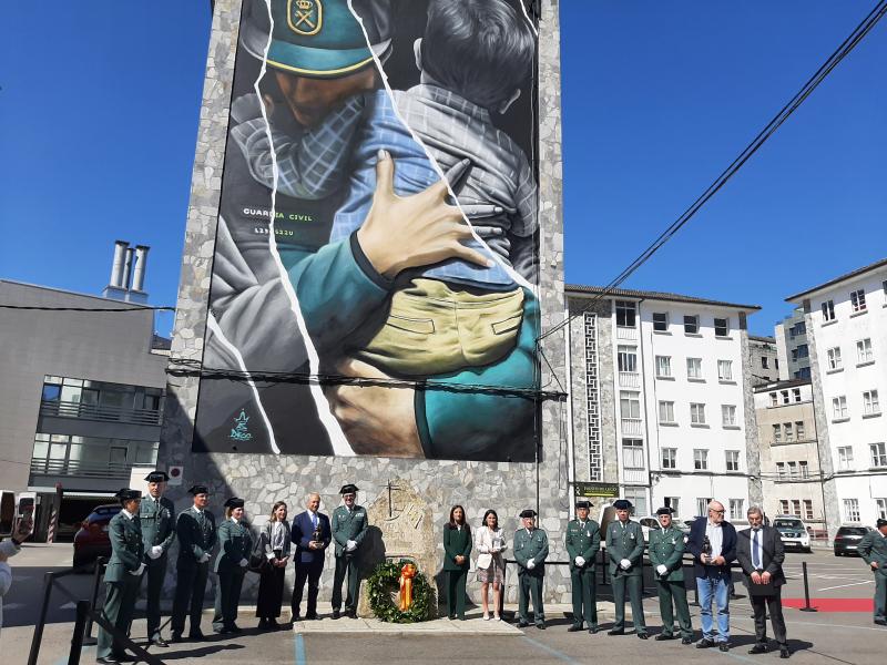 Imagen de la subdelegada y homenajeados 178 aniversario Guardia Civil