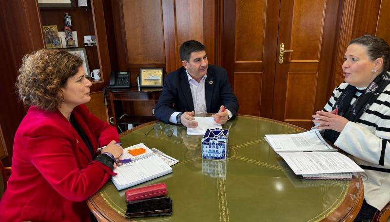 Pedro Blanco analiza con la alcaldesa los avances en los proyectos del Gobierno en Bergondo, con más de 6M€ para mejorar servicios e infraestructuras