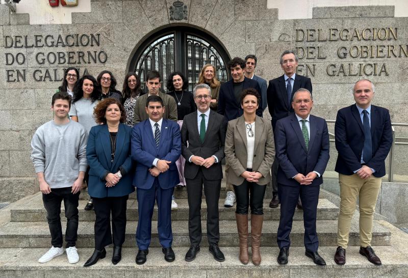 Arcadi España se reúne en A Coruña con jóvenes beneficiarios del Programa de Primera Experiencia Profesional en las Administraciones Publicas