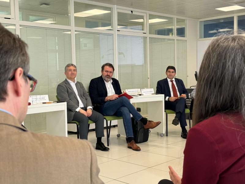El secretario de estado de Juventud e Infancia, Rubén Pérez, destacó desde el CITIC de la Universidade da Coruña la importancia de sus proyectos para el Ministerio de Juventud e Infancia