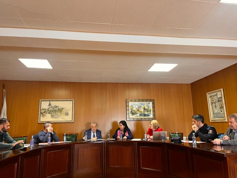 Emilio González destaca el ayuntamiento de A Pobra de Trives como un municipio tranquilo con una alta tasa de seguridad y un notable descenso de la criminalidad

