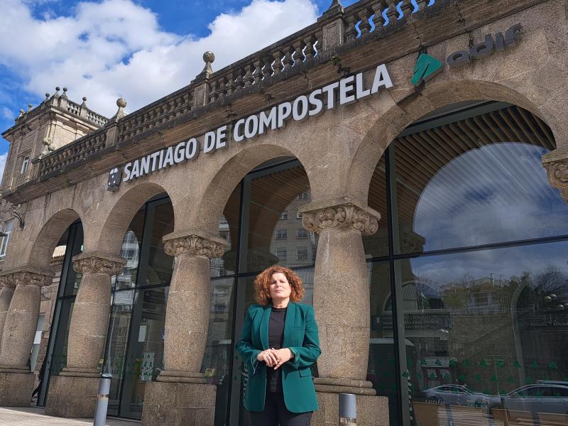 María Rivas destaca la apuesta del Gobierno por la movilidad sostenible con la instalación de 23 puntos de recarga para vehículos eléctricos en la estación de Santiago de Compostela