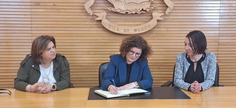 María Rivas repasa con la alcaldesa de Muros las inversiones del Gobierno en el municipio