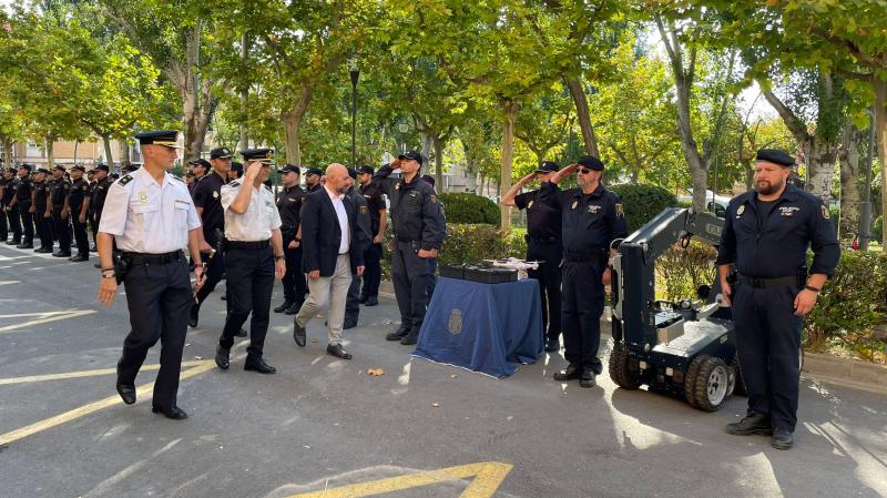 El delegado del Gobierno pasa revista a los efectivos de Policía Nacional desplegados en Tudela