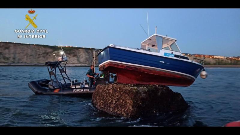 La Guardia Civil rescata tres tripulantes de una embarcación accidentada en los acantilados de Punta Galea